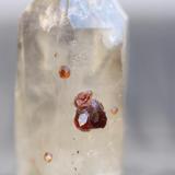 Granate sobre cuarzo de la zona del Montnegre, Barcelona. Tamaño pieza 3x1.5 cm tamaño granate mayor 3mm (Autor: Pep Gorgas)