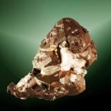 Cobre
Ontonagon Co., Keweenaw (pen.), Michigan, EUA.
Cristal de caras tetraédricas curvas sobre quarz&rsquo;.
4,7 x 5,8 x 4,3 cm (Autor: Carles Curto)