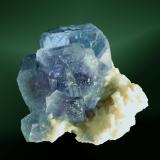 Fluorita
Yizhang, Chenzhou, Hunan, Xina. Yaogangxian (m).
Cristales cúbicos biselados, azules sobre dolomita blanca, con pirita (ejemplar de 1992).
7,0 x 6,7 x 5,4 cm. (Autor: Carles Curto)
