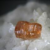Parisita-(Ce) sobre dolomita. Trimouns. xl 2,5 mm. (Autor: Joan Rosell)