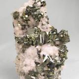 Tetrahedrita con Rodocrosita
Cavnic, Maramures, Rumania
Ex Colección Silvane
Tamaño de la pieza: 6.7 × 4.3 × 2.2 cm.
El cristal más grande mide: 0.9 × 0.8 cm.
Foto: Minerales de Referencia (Autor: Jordi Fabre)