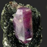Corindón con Biotita
Zazafotsy Quarry, Ambahatraso, Ihosy, Fianarantsoa, Madagascar
Tamaño de la pieza: 5.8 × 3.4 × 4.3 cm.
El cristal más grande mide: 2.2 × 0.9 cm.
Leve fluorescencia con UV onda larga y corta
Foto: Minerales de Referencia (Autor: Jordi Fabre)
