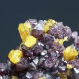 Espinela Violeta
Sierra de Mijas - Mijas - Málaga - España
Cristal mayor del grupo 0,2 cm. (Autor: El Coleccionista)