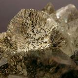 Goethita incluida en Cuarzo
Tizirine, Ouarzazate, Marruecos
Tamaño de la pieza: 9.5 × 6.5 × 6.3 cm.
El cristal más grande de Cuarzo mide: 1.8 × 1.3 cm.
Foto: Minerales de Referencia (Autor: Jordi Fabre)