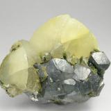 Magnetita con Calcita y Epidota
Dashkesan, República de Azerbaiyán 
Tamaño de la pieza: 5.3 × 4.5 × 2.4 cm.
El cristal más grande mide: 1.1 × 1.1 cm.
Colección Silvane
Foto: Minerales de Referencia (Autor: Jordi Fabre)