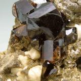 Casiterita
Merekski, Burea Massif, Khabarovskiy Kray, Rusia 
Tamaño de la pieza: 4.9 × 4.2 × 4.8 cm.
El cristal más grande mide: 1.3 × 1 cm.
Colección Silvane
Foto: Minerales de Referencia (Autor: Jordi Fabre)