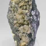 Cerusita maclada con Galena
Mina Raimunda, El Molar, El Priorat, Tarragona, Cataluña, España
Tamaño de la pieza: 7 × 3.6 × 5.1 cm. El cristal más grande mide: 0.7 × 0.2 cm.
Colección Folch duplicados
Leve fluorescencia con UV onda larga y corta
Foto: Minerales de Referencia (Autor: Jordi Fabre)