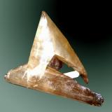 Cerusita
Touissit, Oujda-Angad (pref.), L&rsquo;Oriental (wilaya), Marruecos. Zelidja (m).
5,0 x 4,0 x 4,1 cm. (ejemplar)
Dos maclas en flecha (la principal: 5,0 x 3,2 x 1,2 cm.)
Ejemplar de 1990. (Autor: Carles Curto)