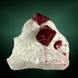 Espinela (espinela rubí)
Luc Yen, Yenbai (Yen Bai) (prov.), Vietnam.
4,6 x 5,0 x 2,3 cm. (ejemplar) / 1,5 x 1,3 x 1,3 cm. (cristal pral.)
Cristales octaédricos, con la macla típica de la especie, rojos, en matriz de marmol blanco.
Ejemplar de 2009. (Autor: Carles Curto)