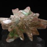 Cerusita (macla cíclica) con inclusiones de Malaquita (Detalle de la parte posterior).
Mina Tsumeb, Tsumeb, Namibia
3,8 x 2,8 x 2,4 cm. 
Ex. Col. Universidad de Lieja; Ex.Col. Claude Hootelé.
Foto © Iván Blanco. (Autor: Iván Blanco (PDM))