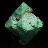 Malaquita pseudomorfica de cuprita
(Chessy les Mines, Rhône, Francia)
1,4 x 1,2 x 1,2 cm.
Ex. Col. Escuela de Minas de París; Ex. Col. Universidad de Lieja; Ex. Col. Claude Hootelé.
Octaedro modificado por rombododecaedro.
Foto © Iván Blanco. (Autor: Iván Blanco (PDM))