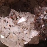 Goethita, Cuarzo (detalle)
Amerzgane, Ouarzazate, Marruecos
Tamaño de la pieza: 19,4 × 9,8 × 6,2 cm.
Los cristales de goethita forman abanicos que sobresalen hasta 8 mm desde los cristales de cuarzo. (Autor: Iván Blanco (PDM))