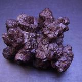 Hematites pseudomórfico tras pirita
White Desert,  Farafra Oasis, Matruh Governorate, Egypt
6,5 x 5,5 x 4 cm.
Lo que de lejos parece un pseudomórfico tras marcasita resulta ser una pirita de curiosos cristales aplanados fundidos en  agregados espirales (Autor: Antonio Alcaide)