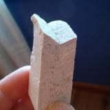 OrtoclasaEl Berrueco, Comarca Sierra Norte (Madrid), Community of Madrid, Spain4,5 x 1,5 cm. (Autor: javier ruiz martin)