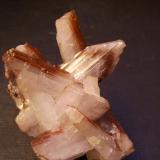 Hemimorfita
Santa Eulalia, Chihuahua, Méjico 
7 x 6 x 6 cm.
Vista posterior. Aquí no aparece el hematites recubriendo la hemimorfita, pero sí un bonito fantasma en uno de los cristales siguiendo la terminación del mismo. (Autor: Antonio Alcaide)