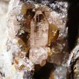 Cerusita
Mestanza, Valle de Alcudia, Ciudad Real, Castilla La Mancha, España.
3,5x2x1,5 cm.
Cristal de 5 mm. Col. y foto Nacho Gaspar. (Autor: Nacho)