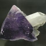 Scheelita con Cuarzo y Dolomita
Mina Tong-Wha, Neungam-ri, Chungju, Corea del Sur
Encontrada hacia 1974
Tamaño de la pieza: 5.5 × 3.7 × 3.4 cm.
El cristal más grande mide: 3.6 × 3.5 cm.
Intensa fluorescencia con UV onda corta y fluorescente con UV onda larga
Ex colección Folch duplicados
Foto: Minerales de Referencia (Autor: Jordi Fabre)