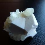Ortoclasa y PrehnitaEl Berrueco, Comarca Sierra Norte (Madrid), Community of Madrid, Spain3 x 3 cm (Autor: javier ruiz martin)