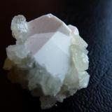 Ortoclasa y PrehnitaEl Berrueco, Comarca Sierra Norte (Madrid), Community of Madrid, Spain3 x 3 cm (Autor: javier ruiz martin)