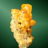 Wulfenita
Vanadium, Central (dist.), Grant Co., New Mexico, EUA. Groundhog (m).
2,8x1,6x1,4 cm. / 1,0x0,7x0,2 cm. (cristal pral.)
Agregado de cristales tabulares, uno de ellos claramente dominante, de color naranja, en matriz.
Ejemplar de 1979 (Autor: Carles Curto)