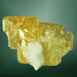 Wulfenita+Calcita
Gleeson, Cochise Co., Arizona, EUA. Defiance (m).
1,7x2,4x0,9 cm. / 1,5x1,4x0,2 cm. (cristal pral.)
Agregado de cristales laminares amarillos con calcita blanca cristalizada.
Ejemplar de 1975 (Autor: Carles Curto)