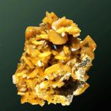 Wulfenita
Touissit, Oujda-Angad (pref.), L&rsquo;Oriental (wilaya), Marruecos.
6,3x6,5x4,5 cm. / 1,5x1,3x0,3 cm. (cristal pral.)
Agregado irregular de cristales laminares gruesos, amarillos.
Ejemplar de 1985
MINDAT ID: 297834
Figurado: RBA (ed.). 2003. Minerales (fasc.5) (Autor: Carles Curto)