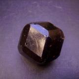 Almandino
Mina Altay, P. Altay, Xin Jiang, China
3,5 x 3 cm.
Igual estructura que en el granate de Alaska. La naturaleza trabaja con un conjunto limitado de combinaciones -a nivel de sistema-. Es un pariente algo mayor. (Autor: Antonio Alcaide)