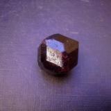 Almandino
Bella Vista Mine, Mitkof Island, Wrangell-Petersburg borough, Alaska, EEUU
2,2 x 2 cm.
Este cristal está formado por rombododecaedros {110} biselados, es decir, modificados por el traezoedro {211}. Hay en el yacimiento formas más complejas, trapezoedros modificados, de los que no dispongo. (Autor: Antonio Alcaide)