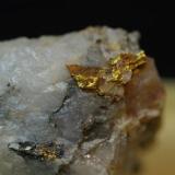 Oro nativo con otros telururos de oro
Tregardock Cliffs, cerca de Delabole, Cornualles, Inglaterra, Gran Bretaña
35x22x8 mm
pieza extraída en el siglo XVIII (Autor: Juan María Pérez)