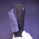 Ilvaíta
Huanggang Mine, Hexigten Banner, Chifeng, Inner Mongolia, China
6,5 x 3,5 x 3 cm.
Dos cristales cruzados con crecimientos subparalelos en sus caras. (Autor: Antonio Alcaide)