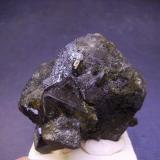 Epidota
Raywoo Mine, Quetta, Balochistán, Pakistán
5,5 x 4 x 5 cm.
Esta segunda pieza muestra el otro hábito -pseudo-octaédrico- con varios cristales más pequeños interpenetrantes. Sin apenas recubrimiento de pequeños cristales amarillos por la parte delantera. Parecen bipirámides rematadas por un pinacoide que no se aprecia bien en esta foto. En este caso aparecen estrías en las caras paralelas al eje b. Como dato curioso, relacionado posiblemente con la cantidad de Fe que contienen, es su elevado peso específico. (Autor: Antonio Alcaide)