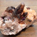 Fluorita, Microclina, Cuarzo (variedad ahumado), Albita<br />Cantera Cillarga, Linar da Raina, Ponteareas, Comarca El Condado, Pontevedra, Galicia / Galiza, España<br />5cm x 3,5cm x 3,5cm la pieza<br /> (Autor: Javier MC)