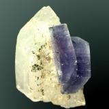 Fluorapatito
Panasqueira, Covilha (mun.), Castelo Branco (dist.), Beira Baixa, Portugal. Barroca Grande (nivel 2) (m).
5,4x3,2x3,6 cm. / 0,9x2,7x2,2 cm. (cristal pral.)
Dos cristales tabulares de color azul-violeta intenso, implantados en un cristal de cuarzo.
Ejemplar de 1990. (Autor: Carles Curto)