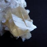 Calcita con Prehnita y otros<br />Valdemanco, Comarca Sierra de Guadarrama, Comunidad de Madrid, España<br />3 x 2 cm el cristal de Calcita<br /> (Autor: javier ruiz martin)