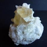 Calcita con Prehnita y otros<br />Valdemanco, Comarca Sierra de Guadarrama, Comunidad de Madrid, España<br />3 x 2 cm el cristal de Calcita<br /> (Autor: javier ruiz martin)