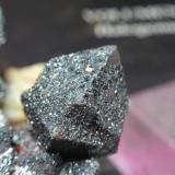 Hematites seudomorfa de magnetita
Volcan Payún Matru. Malargüe. Mendoza. Argentina
10x10 mm

Detalle de cristal (Autor: Ignacio)