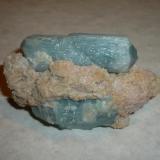 Apatito-caF, Calcita
Sludyanka, Lago Baikal, Irkutskaya Oblast&rsquo;, Siberia Oriental, Rusia
63x45x35mm

Dos cristales de Apatito azul, uno de ellos bi-terminado, en matríz de calcita. (Autor: Carlos Medina)