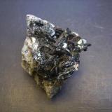 Hematites
Xichang Co., Liangshan Autonomous Prefecture, Sichuan Province, China
6 x 5 x 4 cm.
El cristal mayor mide 1 cm. Cristales muy brillantes, especulares, de hábito tabular. Los cristales más pequeños forman pequeñas rosas de hematites de crecimientos subparalelos. Algunos cristales están recubiertos de una pátina posiblemente de hematites. (Autor: Antonio Alcaide)