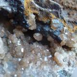 Piromorfita, GoethitaEl Horcajo Mines, El Horcajo, Almodóvar del Campo, Comarca Campo de Calatrava, Ciudad Real, Castilla-La Mancha, SpainTamaño milimétrico, fotos en formato macro (Autor: javier ruiz martin)