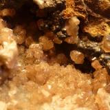 Piromorfita, GoethitaEl Horcajo Mines, El Horcajo, Almodóvar del Campo, Comarca Campo de Calatrava, Ciudad Real, Castilla-La Mancha, SpainTamaño milimétrico, fotos en formato macro (Autor: javier ruiz martin)