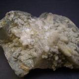 Dolomita y calcita
Mina Iouriren, Akka, Tafraout, Provincia de Tiznit, Región de Sous-Massa-Draâ, Marruecos
11 x 7 x 4 cm.
Vista de la parte posterior. De nuevo la pátina verdosa. Pequeños racimos de cristales de calcita apilados -stacking- como las calcitas chinas, salvando las distancias. (Autor: Antonio Alcaide)