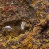 Cerusita
Mina M’Fouati, M’Fouati, Distrito de M’Fouati, Departamento de Bouenza, República del Congo
6 x 5 x 5 cm.
También en la misma pieza, en una pequeña cavidad, observamos dos cristales maclados en codo. Entiendo que se unen por el pinacoide basal. (Autor: Antonio Alcaide)
