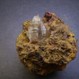 Cerusita
Mina M’Fouati, M’Fouati, Distrito de M’Fouati, Departamento de Bouenza, República del Congo
6 x 5 x 5 cm.
Sobre matriz de limonita. El cristal principal mide 2,2 cm. (Autor: Antonio Alcaide)