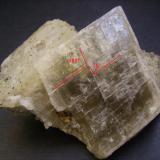 Dolomita
Mina Iouriren, Akka, Tafraout, Provincia de Tiznit, Región de Sous-Massa-Draâ, Marruecos
11 x 7 x 4 cm.
En el cristal principal se aprecian perfectamente los planos de exfoliación en ángulos de 105º y 75º (exfoliación perfecta en tres direcciones de la calcita/dolomita), lo que origina romboedros más pequeños. (Autor: Antonio Alcaide)