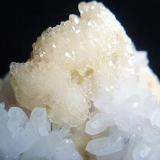 Calcite, approach of the last specimen.
locality: Real del Monte, Hidalgo, México. 
size: 12cm x 10.7cm x 10cm (Author: Luis Domínguez)