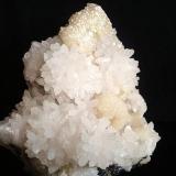 Quartz, calcite; matrix: sphfalerite, pyrite.
Real del Monte, Hidalgo, México.
12cm x 10.7cm x 10cm (Author: Luis Domínguez)