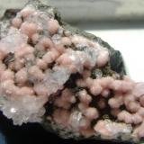 Rhodochrosite with quartz.
Hidalgo, México.
4.6cm x 2.5cm x 2cm. (Author: Luis Domínguez)