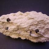 Bixbyíta, pseudobrookita y topacio
Thomas Range, Juab Co., Utah, EEUU
8,5 x 4 x 4,5 cm.
Tres cubos modificados de este raro óxido, la bixbyíta, acompañados de un cristal prismático de pseudobrookita y pequeños topacios. Perteneció a la colección de Ernie y Vera Schlichter. Los cristales de bixbyíta mayores miden 5 mm. de arista. (Autor: Antonio Alcaide)