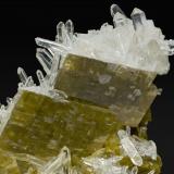 Siderita con Cuarzo
Allevard, Isère, Rhône-Alpes, Francia
Tamaño de la pieza: 5.2 × 3.7 × 3.8 cm.
El cristal más grande mide: 1.8 × 1.5 cm.
Foto: Minerales de Referencia (Autor: Jordi Fabre)