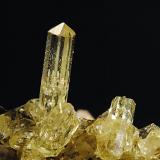 Apatito
Minas de La Celia (Del Carmen). Jumilla. Murcia. España
Cristal de 7x1x1 mm
Recolectado en 1995.
La visita a las minas de fosfatos de La  Celia fue una de las primeras excursiones mineralógicas que hice. En cualquier sitio se podía ver brillar los Apatitos y las hojillas de Hematites dentro de las venas de calcita. Acampábamos en la misma puerta de la minas. Pasaban las ovejas a diario por los alrededores y alguno de mis compañeros tuvo problemas con las garrapatas. (Autor: Daniel Agut)